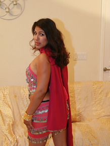 Fully clothed Indian female Shari flashing upskirt big butt