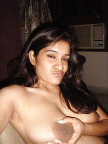 Indian solo girl sucks on the nipples of her big naturals during self shots