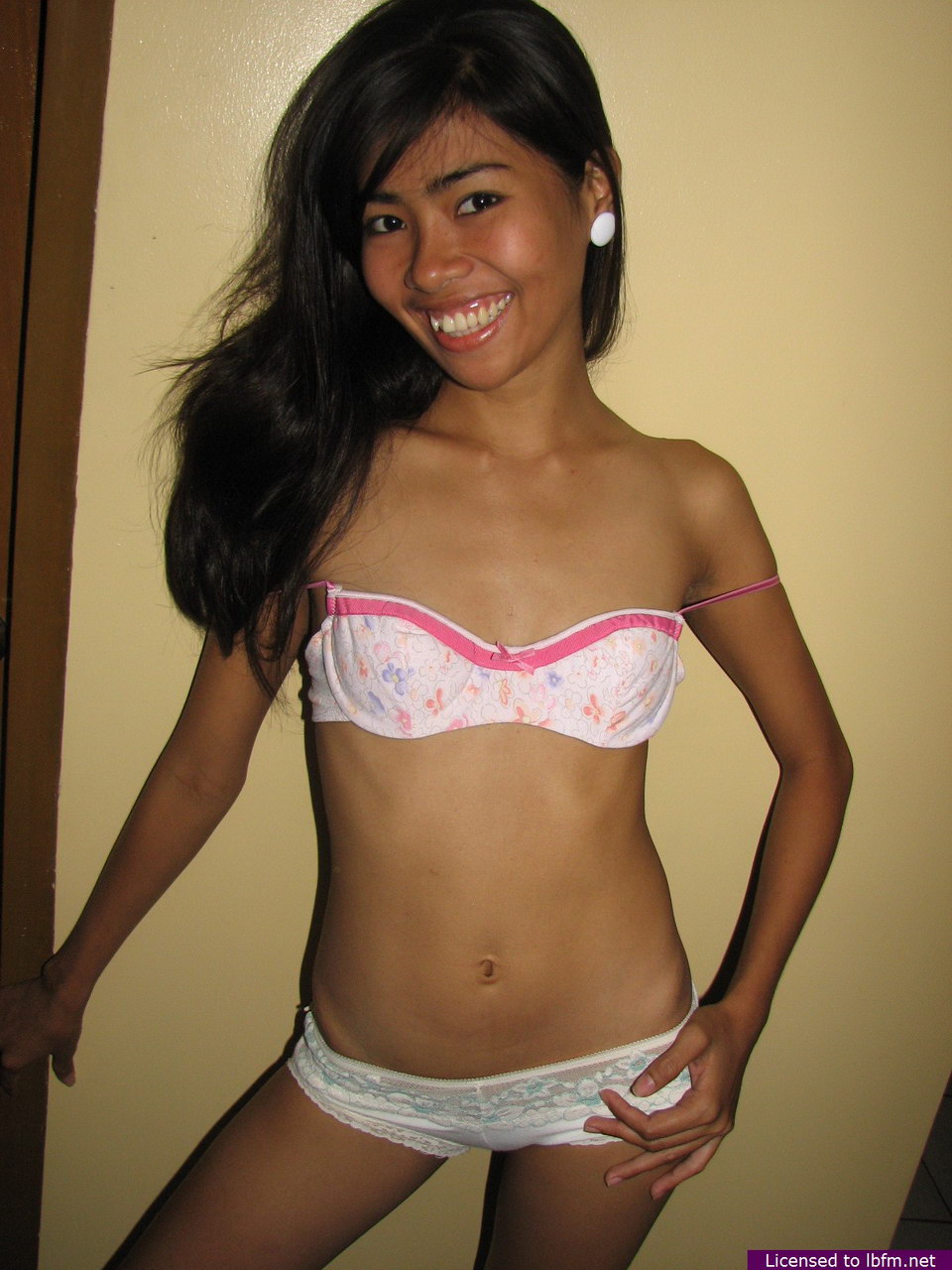 960px x 1280px - Slim 18 year old Asian girl shows her hairless pussy after a striptease -  Sex Room XXX
