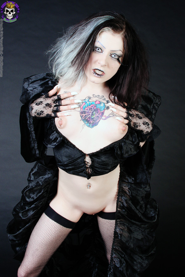 600px x 900px - Goth girl Mad Sophie sports the Vampire look while exposing herself - Sex  Room XXX