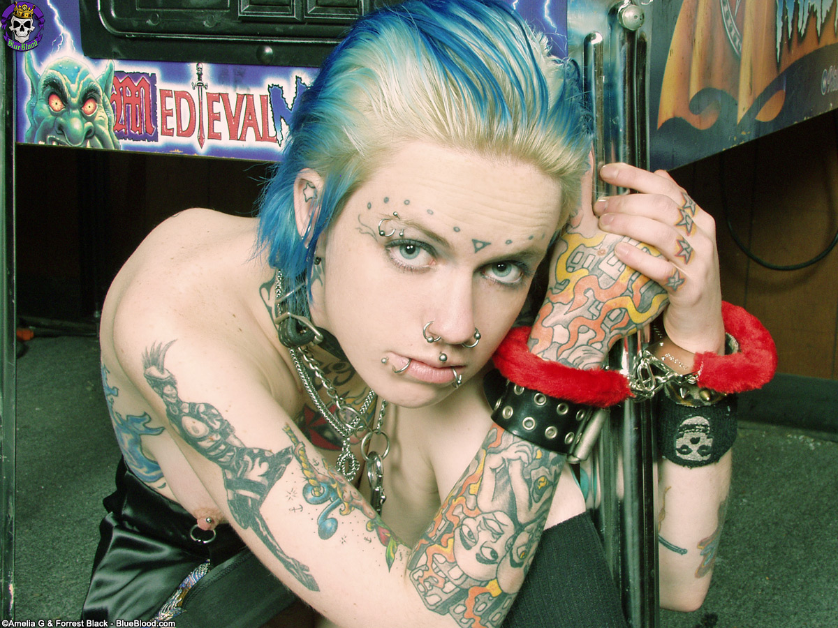 1200px x 900px - Punk girl Rachel Face is left naked and chained to a pinball machine - Sex  Room XXX