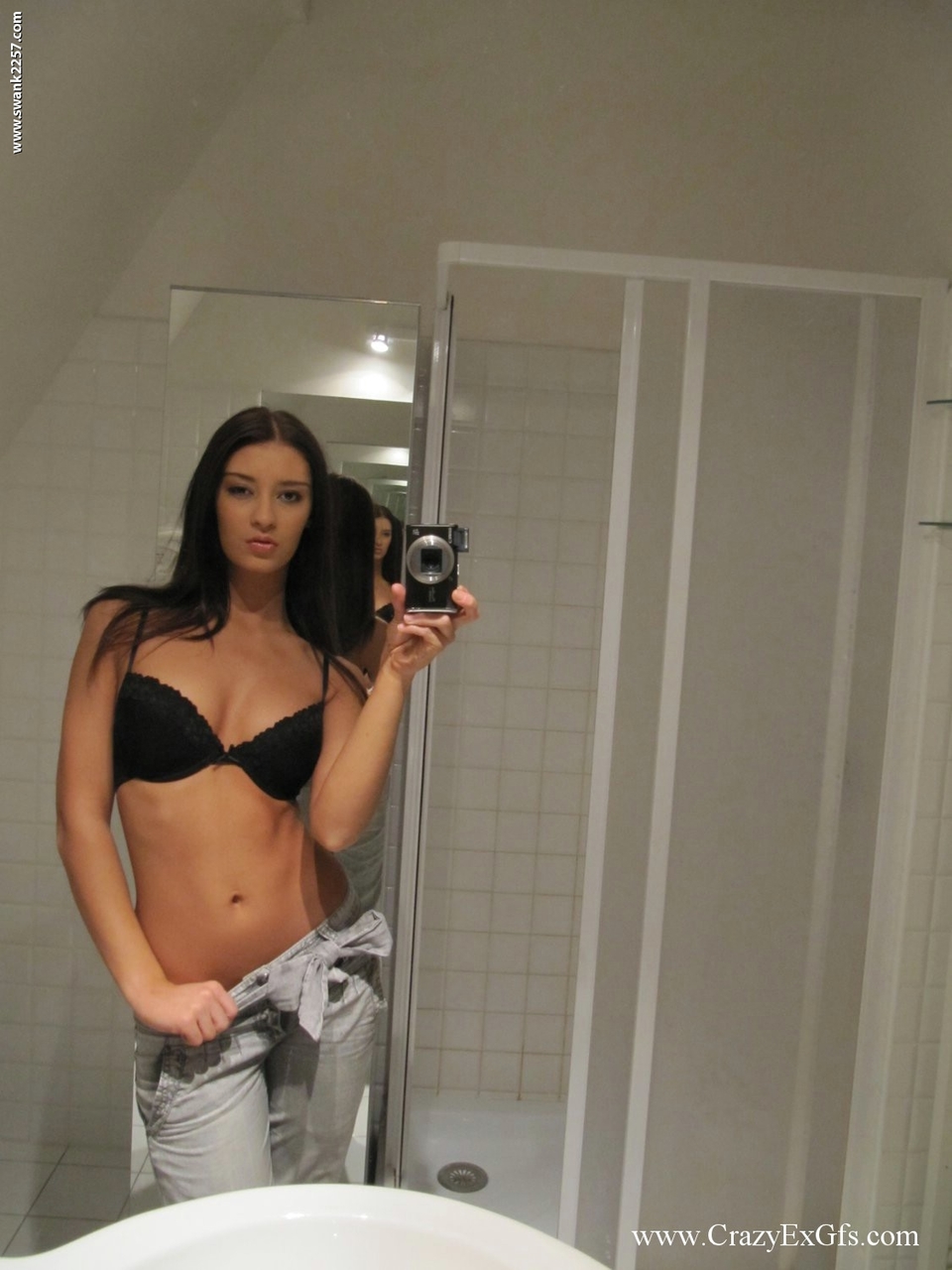 Amateur chick takes mirror selfies while stripping naked in bathroom