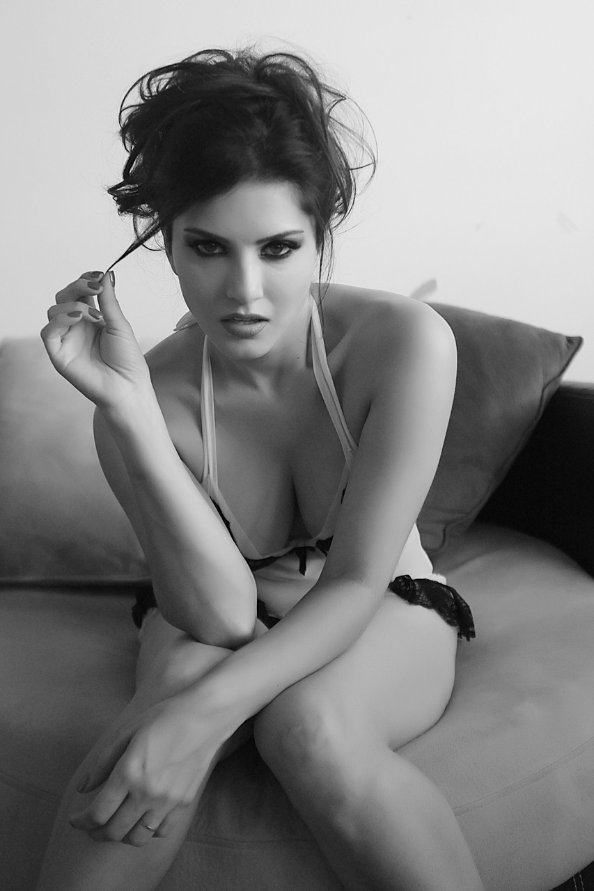 853px x 1280px - Sultry Indian pornstar Sunny Leone poses naked for steamy black & white  spread - Sex Room XXX