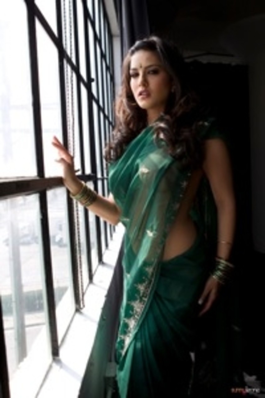 Stunning erotic Sunny Leone in sheds sheer sari revealing her flawless body  - Sex Room XXX