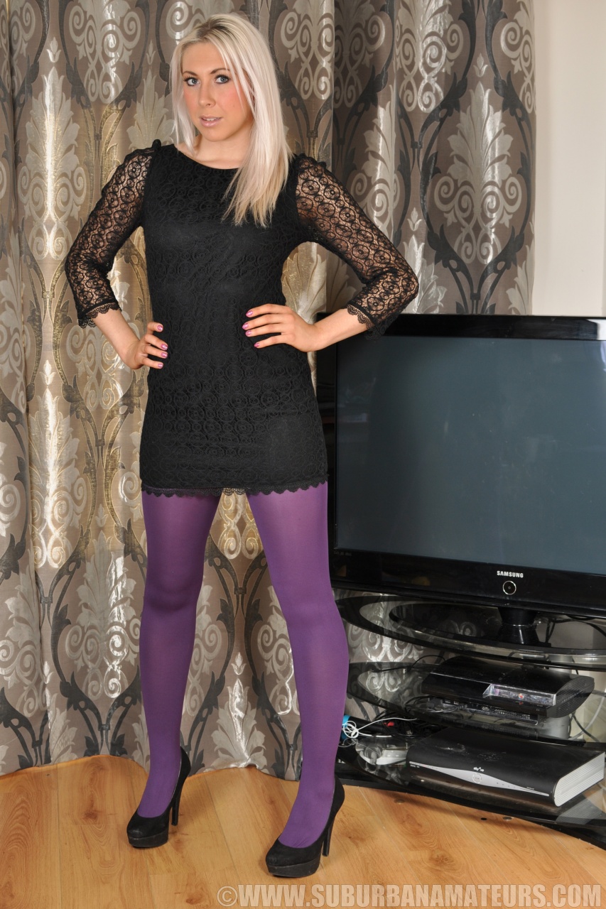 UK housewife makes her nude modeling debut by removing purple hosiery pic