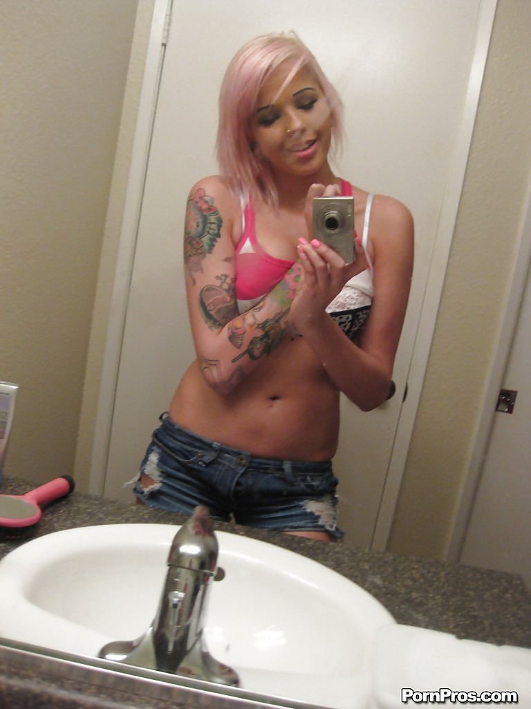 Pretty ex-girlfriend Hayden snapping off nude selfies in her bathroom pic