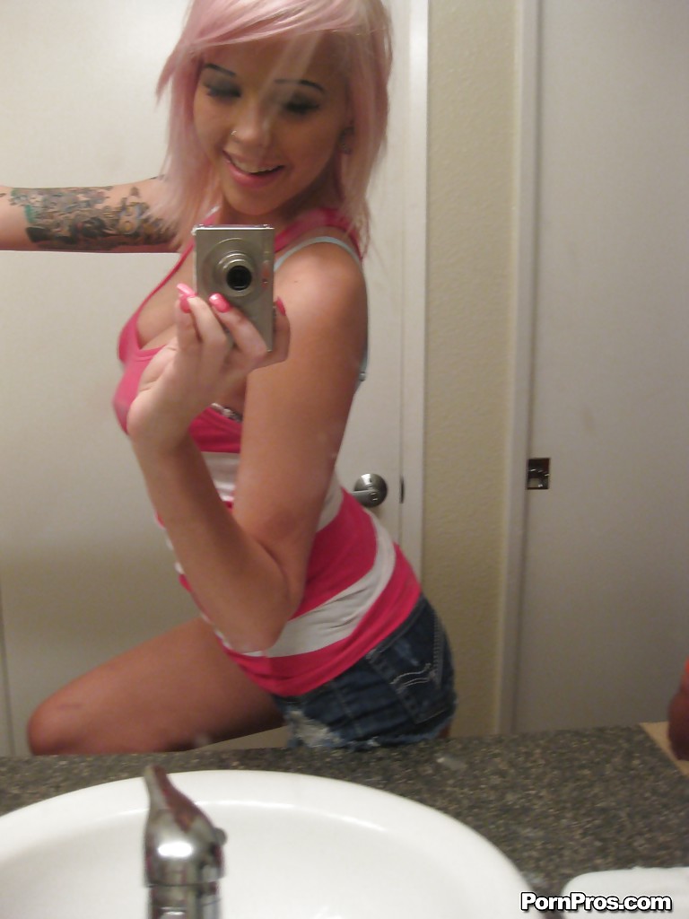 Pretty ex-girlfriend Hayden snapping off nude selfies in her bathroom