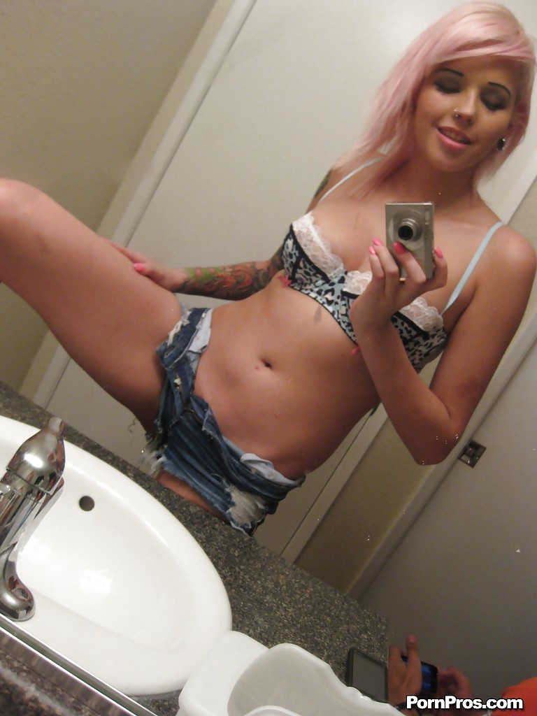 Pretty ex-girlfriend Hayden snapping off nude selfies in her bathroom image