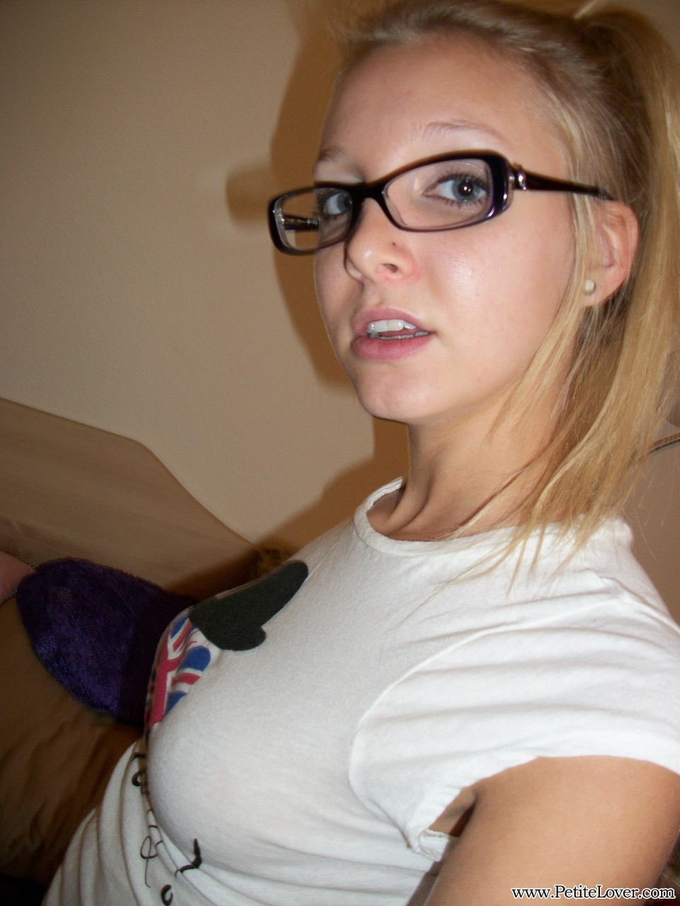 Nerdy blonde teen gets naked and rides a Sybian sex machine to an orgasm